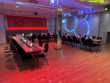 Tische im stimmungsvollen Ambiente